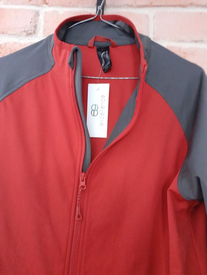 Veste de sport rouge et grise - T. M - photo numéro 4