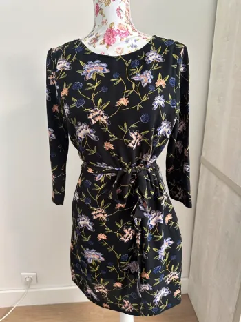 Magnifique robe noir fleuri avec poche