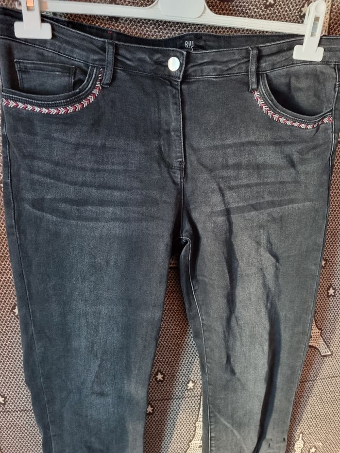 Jean noir avec broderie taille 44 - photo numéro 2