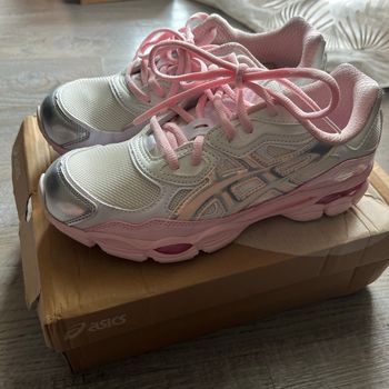 Asics NYC rose avec lacet fluffy rose