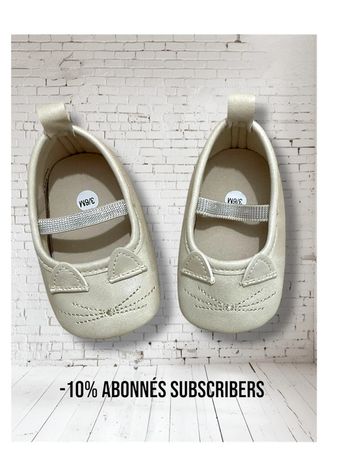 Une paire de ballerines pointure 17