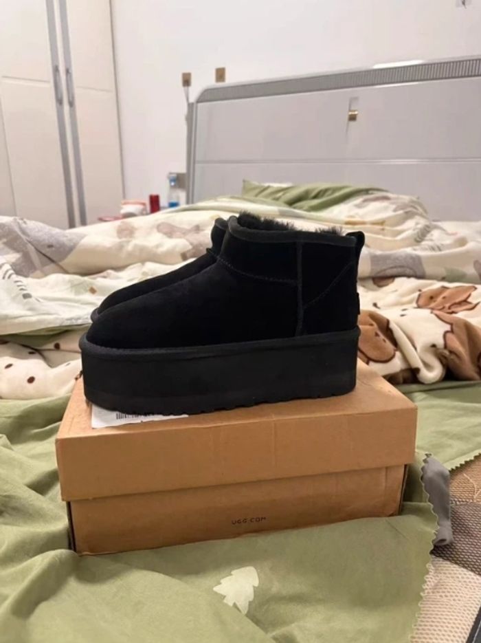 Bottes de neige UGG à talons hauts, noires, pointure 37