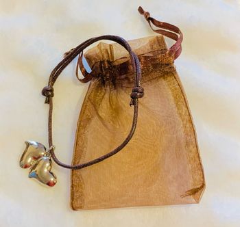 Bracelet faux cuir marron, deux cœurs + sac en tulle