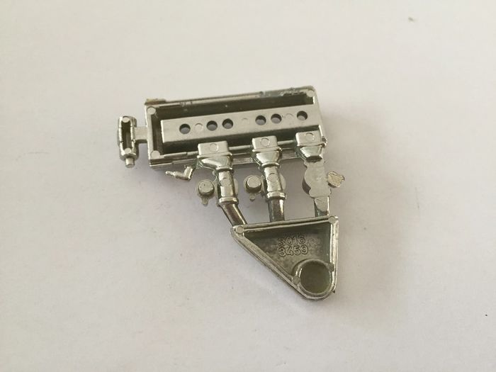 Partie moteur 2 pièce détachée miniature jaguar type E 1961 1/18 burago #A39 - photo numéro 2