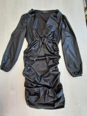 Robe noire brillante - In Vogue - taille M - ajustée - décolleté plongeant en V - robe soirée