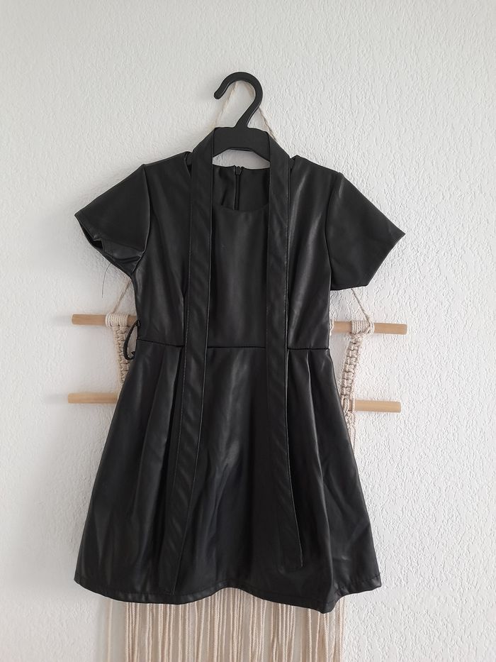 Jolie robe en simili cuir noir avec ceinture 4 ans