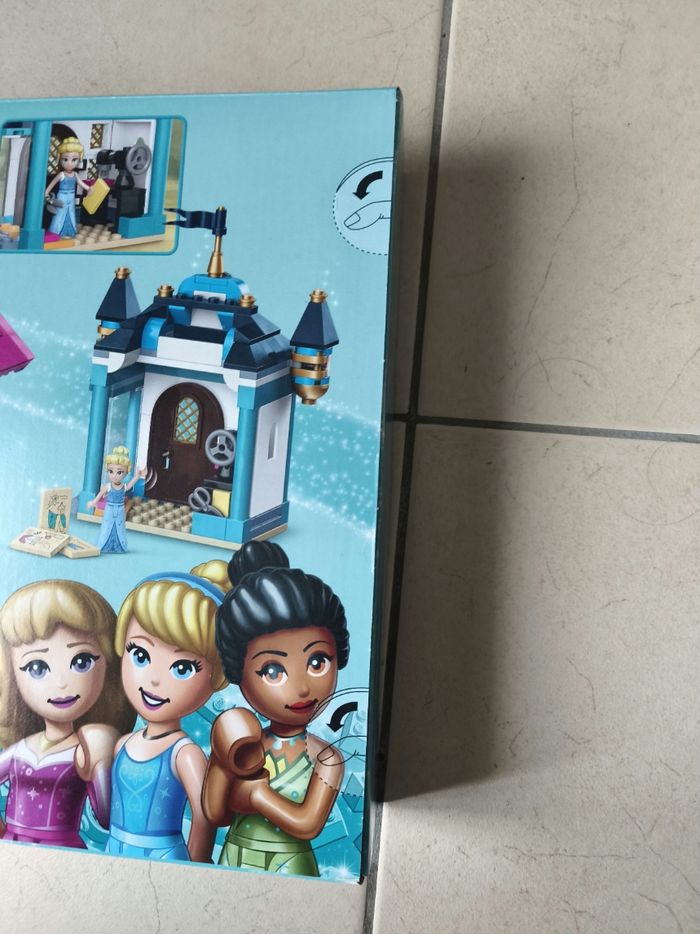 LEGO Disney 43246 : Les aventures des princesses Disney au marché. - photo numéro 5