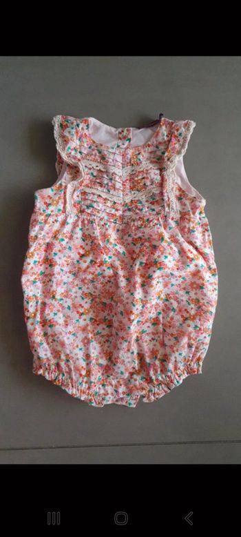 Combinaison barboteuse motif fleurs