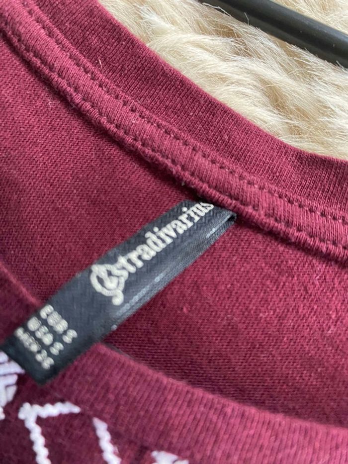 T-shirt rouge bordeaux à motif blanc Stradivarius Taille S / 36 - photo numéro 2