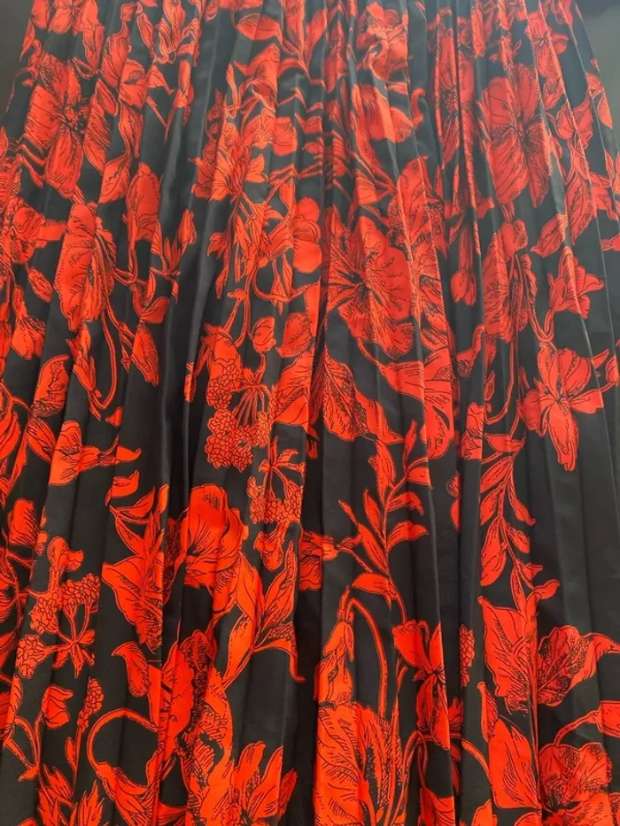 Robe noir et rouge à fleurs neuve - photo numéro 2