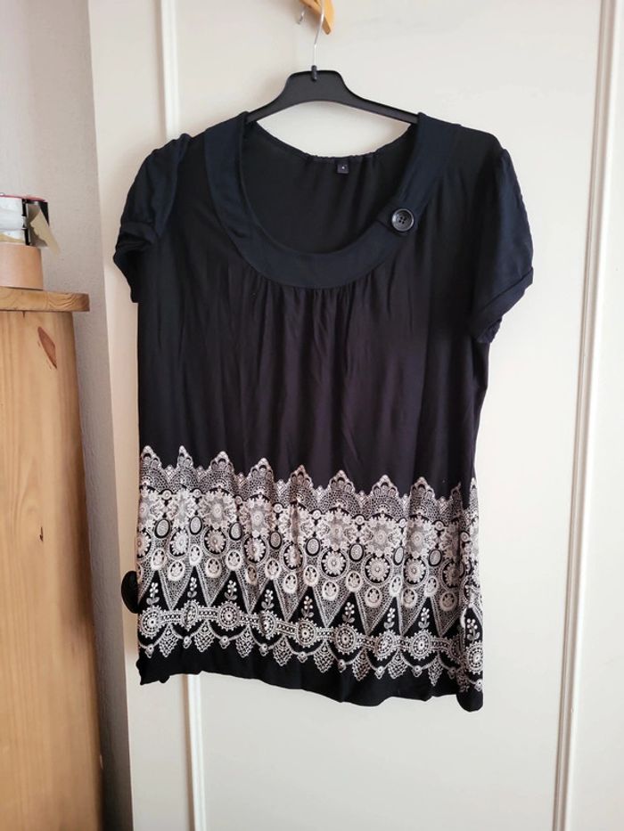 Robe noire et motifs blancs