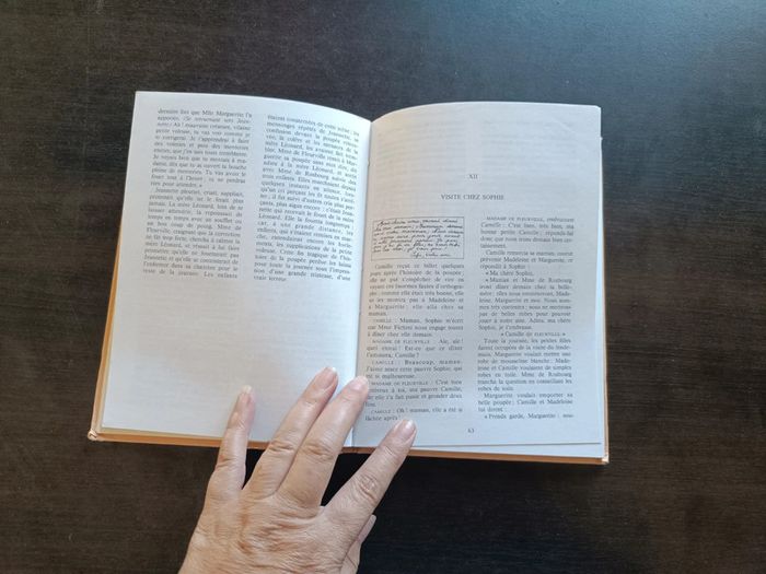 Livre LES PETITES FILLES MODELES - photo numéro 6