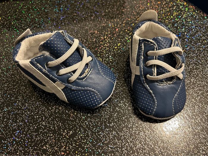 Petite paire de baskets taille 20/21 bleu foncé