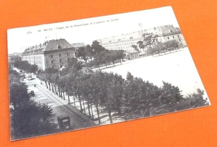 Carte postale ancienne Metz (Moselle) Place de la République et Caserne du Génie - photo numéro 2