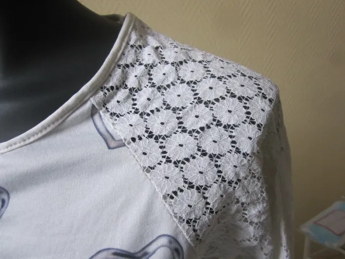 Tee shirt manches longues avec dentelles et des coeurs / Taille 38 - photo numéro 4