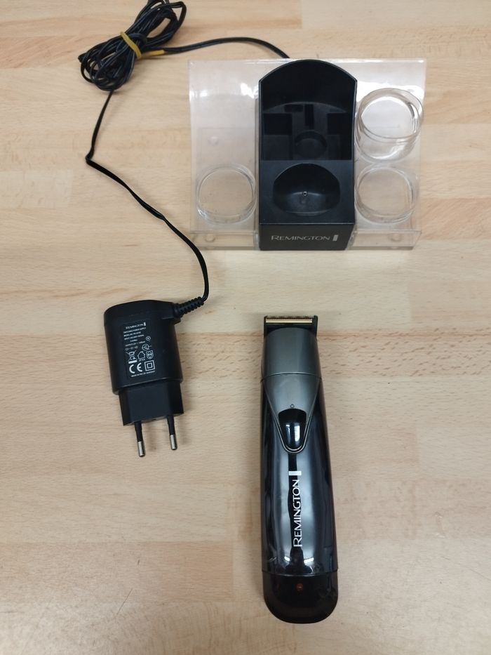 REMINGTON - Tondeuse multifonction PG400
Vendu comme sur la photo tondeuse avec le et chargeur manque les autres accessoires - photo numéro 7