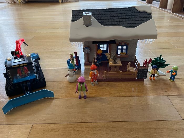 Playmobil chalet de skieurs et dameuse