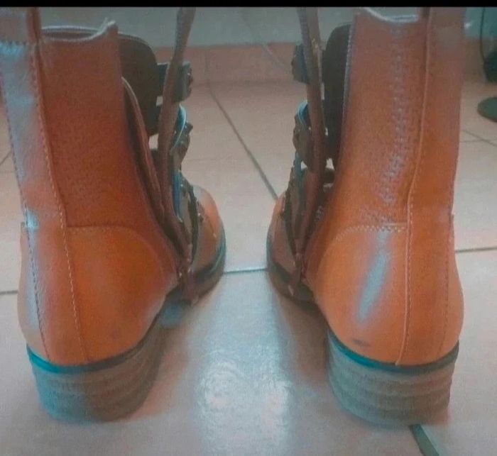Jolie Bottines en taille 38 couleur camel petit talon - photo numéro 4