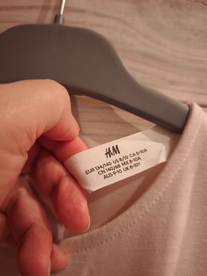 Robe fillette H&M taille 8-10 ans avec des animaux dans la neige parfaite pour les fêtes - photo numéro 6