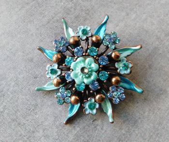 Broche métal bleu et cuivre