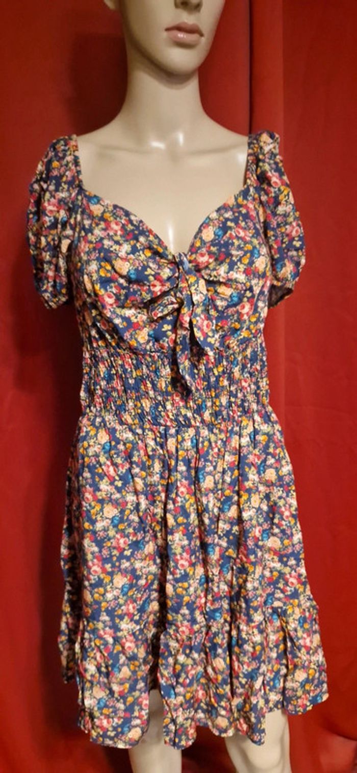 Joli robe fleurie noeud poitrine taille 38