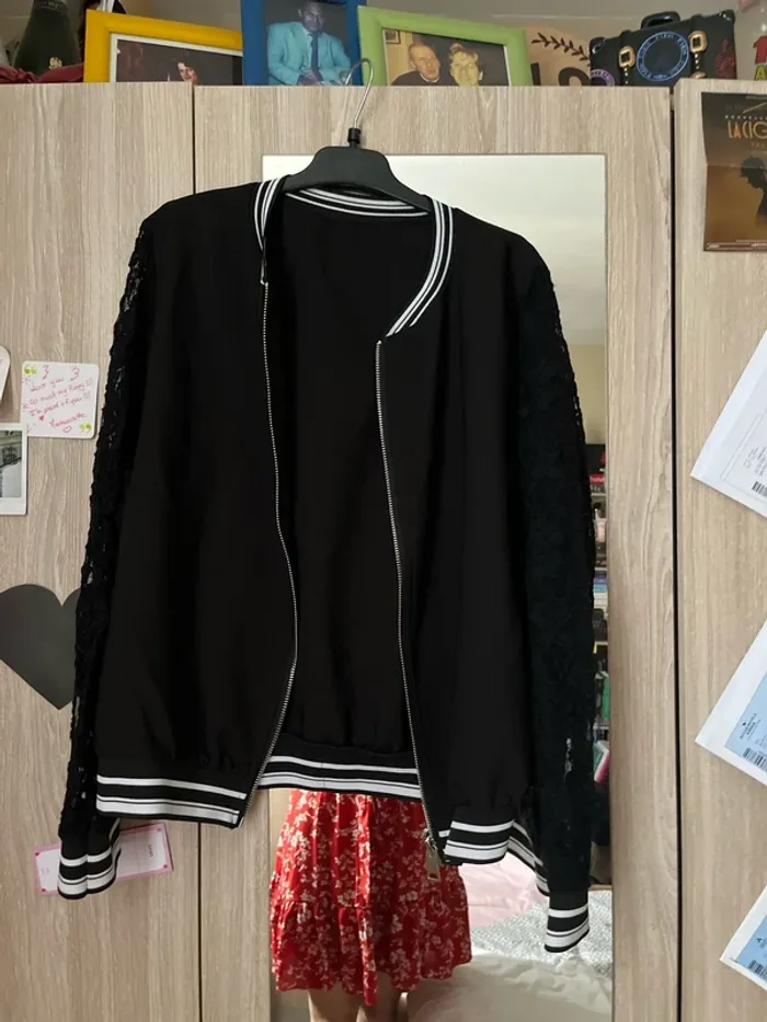 Veste à zip en dentelle