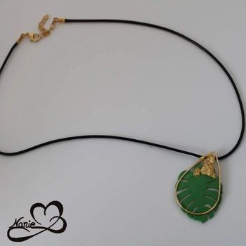 Pendentif en résine, transparent avec une feuille verte