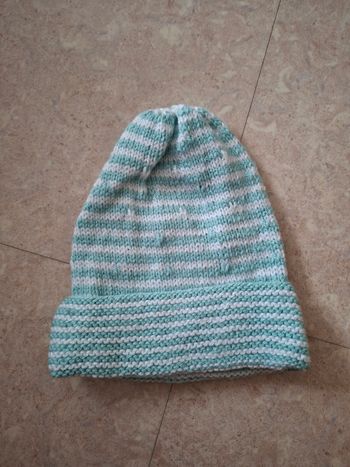 Bonnet rayé en maille vert d’eau et blanc