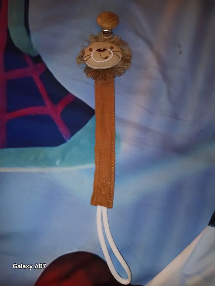 Attache sucettes lion - photo numéro 3