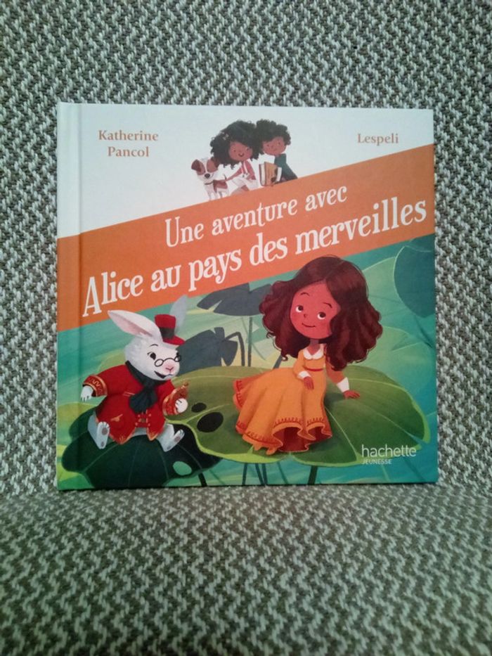 Une aventure avec Alice au pays des merveilles/série Au Pays des Livres - Hachette Jeunesse