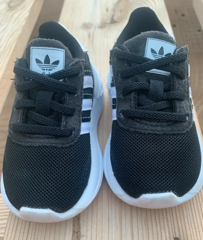 👟 Baskets Adidas bébé – Taille 19 - mixte - photo numéro 3