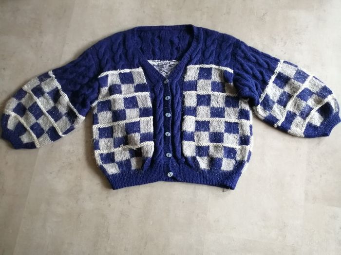 Gilet bleu marine et gris à carreaux et torsades Tricoté main