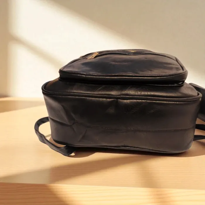 Sac à dos noir élégant en similicuir avec fermetures dorées + pochette assortie - photo numéro 3