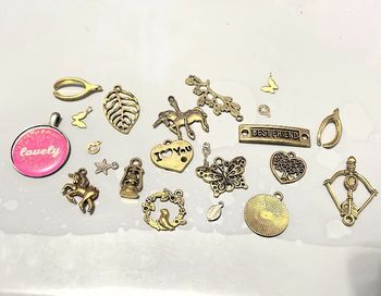 Lot de breloques différents modèles dorés