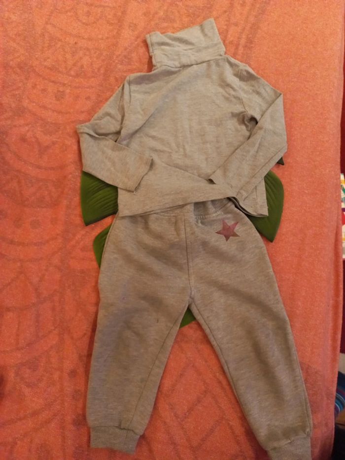 Ensemble ou pyjama comfortable col roulé 2 a 3 ans