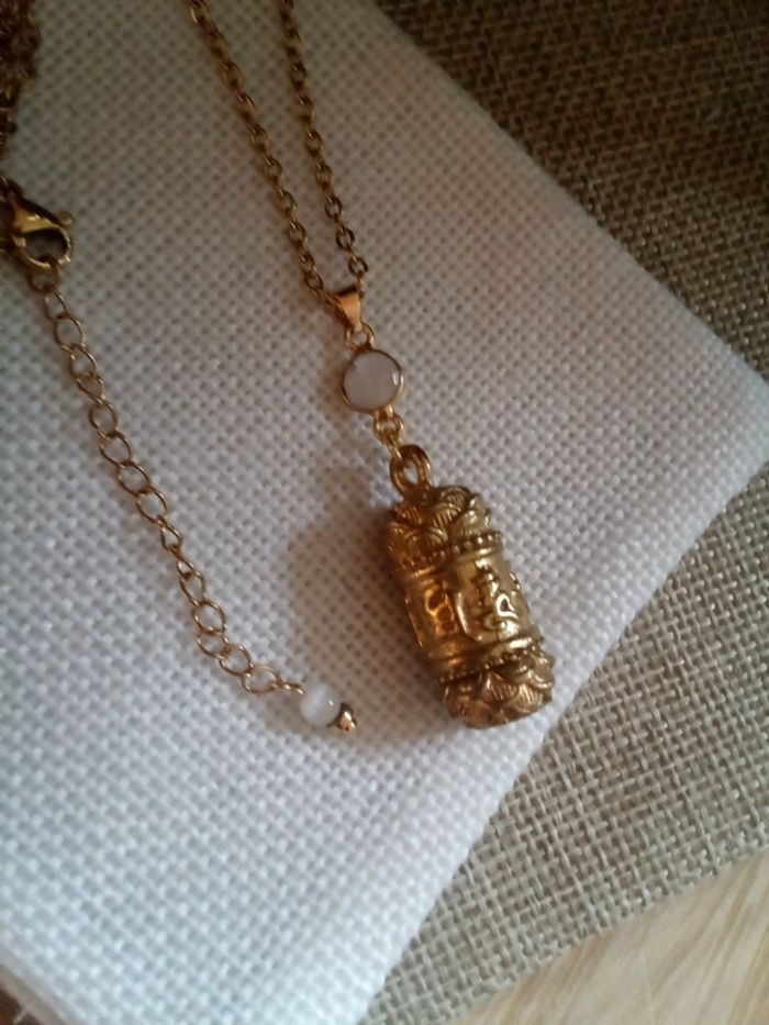 Collier amulette bouddhiste avec pierre de lune - photo numéro 2