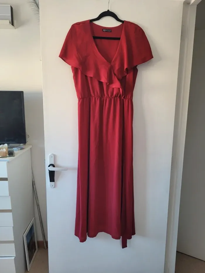 Robe bordeau avec volants aux manches