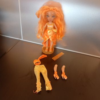 Poupée Rainbow High  n 4 Meena fleur