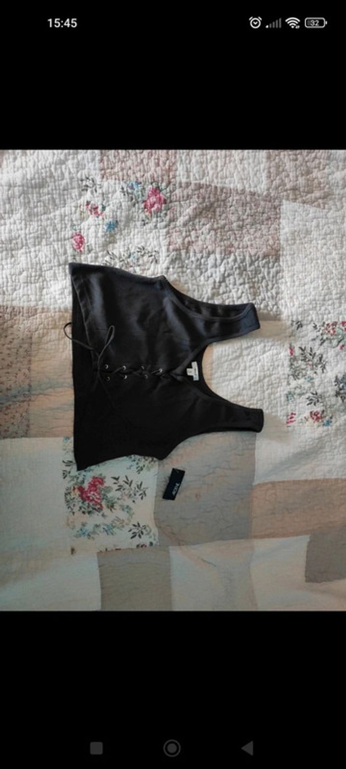 Très beau croc top avec ficelle