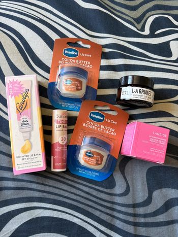 Lot de 6 produits pour les lèvres neufs