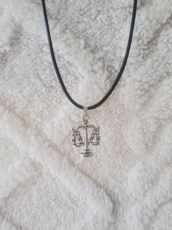 Collier avec un pendentif en forme de balance ancienne