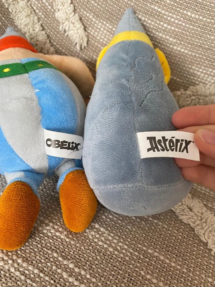 Peluche doudou 22cm Astérix Obelix bleu avec menhir à noeud jaune très bon état - photo numéro 8