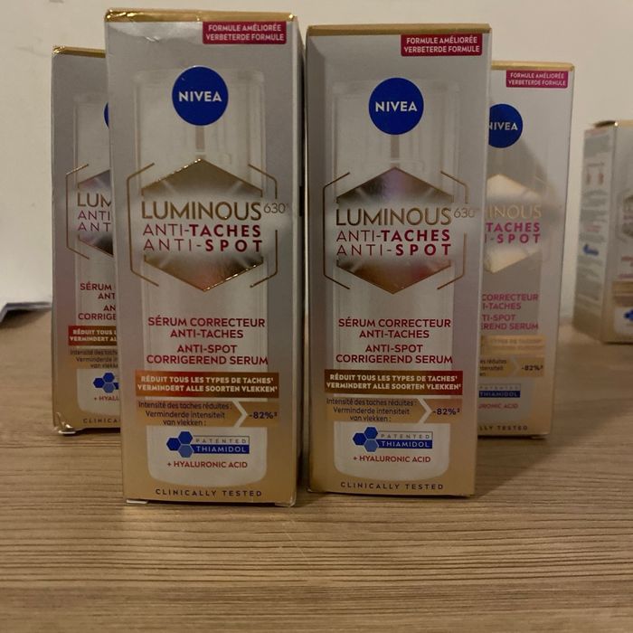 Lot de quatre sérum correcteur anti tache