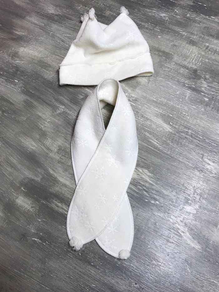 Ensemble bonnet écharpe blanc crème.
