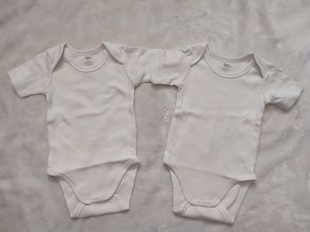 Lot de 2 bodies manches courtes blanc tex taille 3 mois