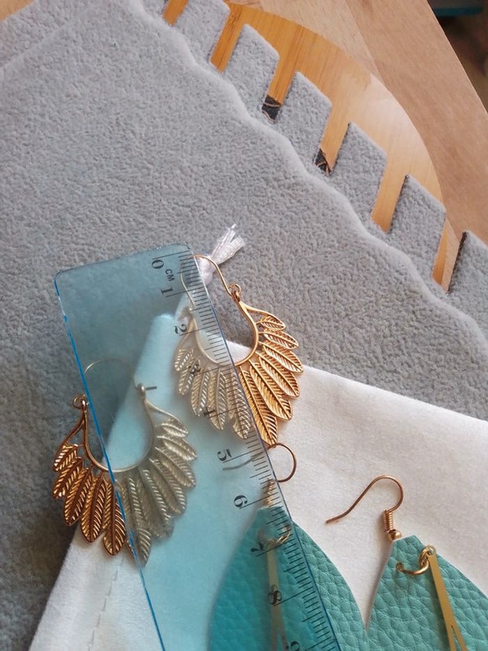 Boucles d'oreilles tissu turquoise et coeur filigranés et créoles plumes dorées - photo numéro 5