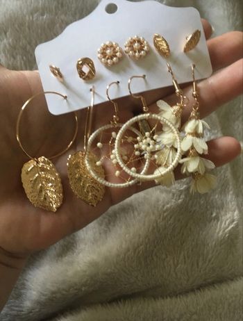 Lot de 6 boucles d’oreilles NEUVES pour femme couleurs doré et blanc