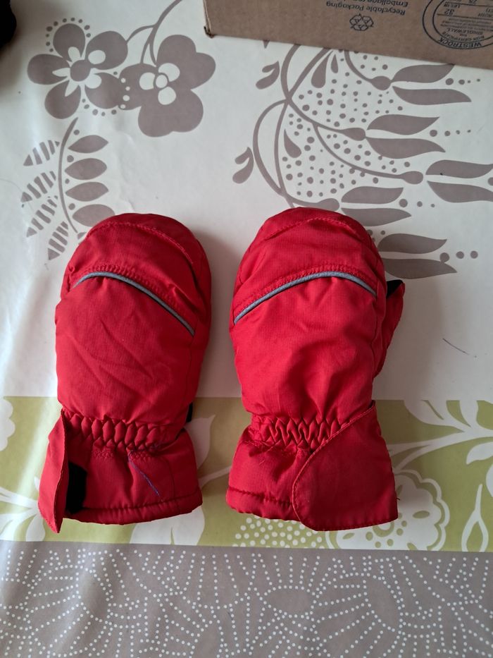 Une paire de moufles 2/3ans