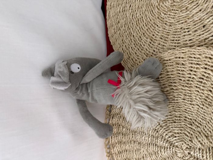 Peluche Louve Gris Clair Noeud Rouge AUZOU 25 cm - photo numéro 3