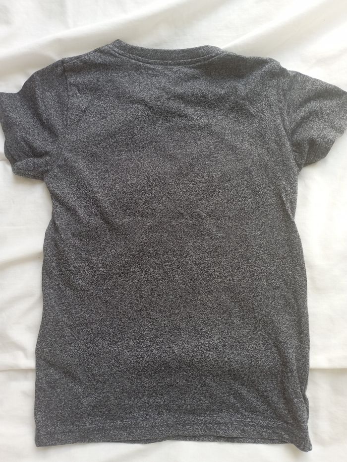 Tee shirt gris manches courtes dinosaure 6 ans Gémo neuf 3€ - photo numéro 3